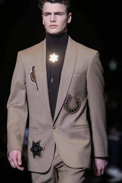 Look 17